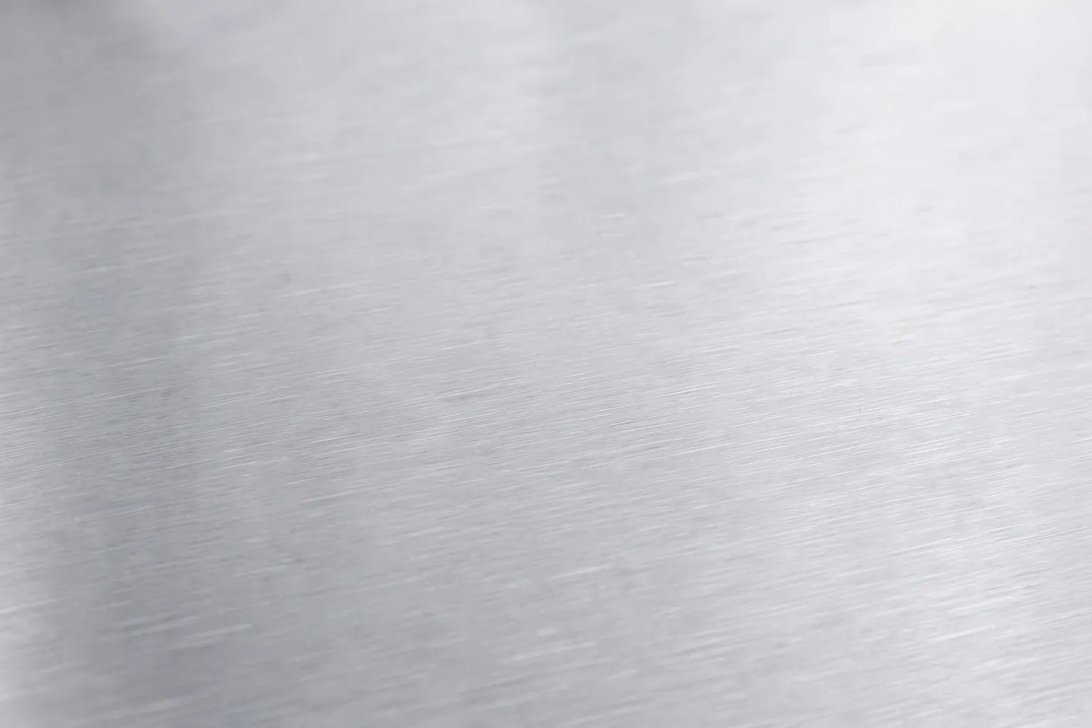 Título do artigo sobre aço inox AISI 304 em destaque, com uma imagem de fundo mostrando a textura de metal escovado.
